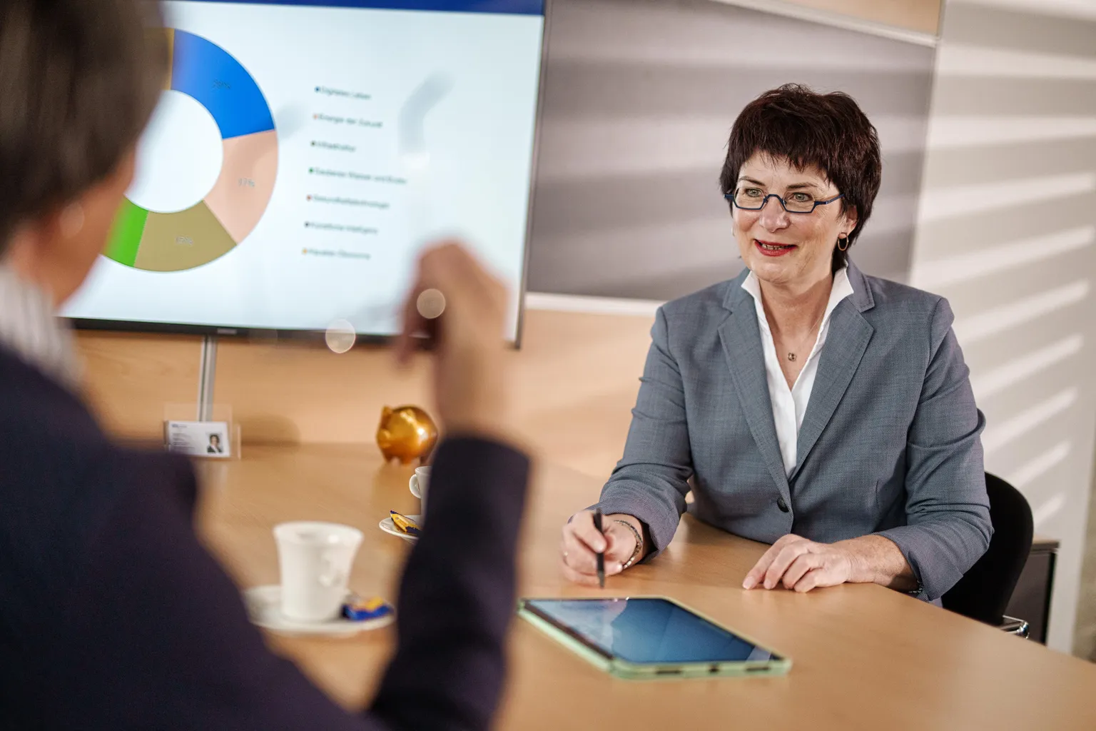 Beraterin für die neue Beratungssoftware im Gespräch mit Kundin
