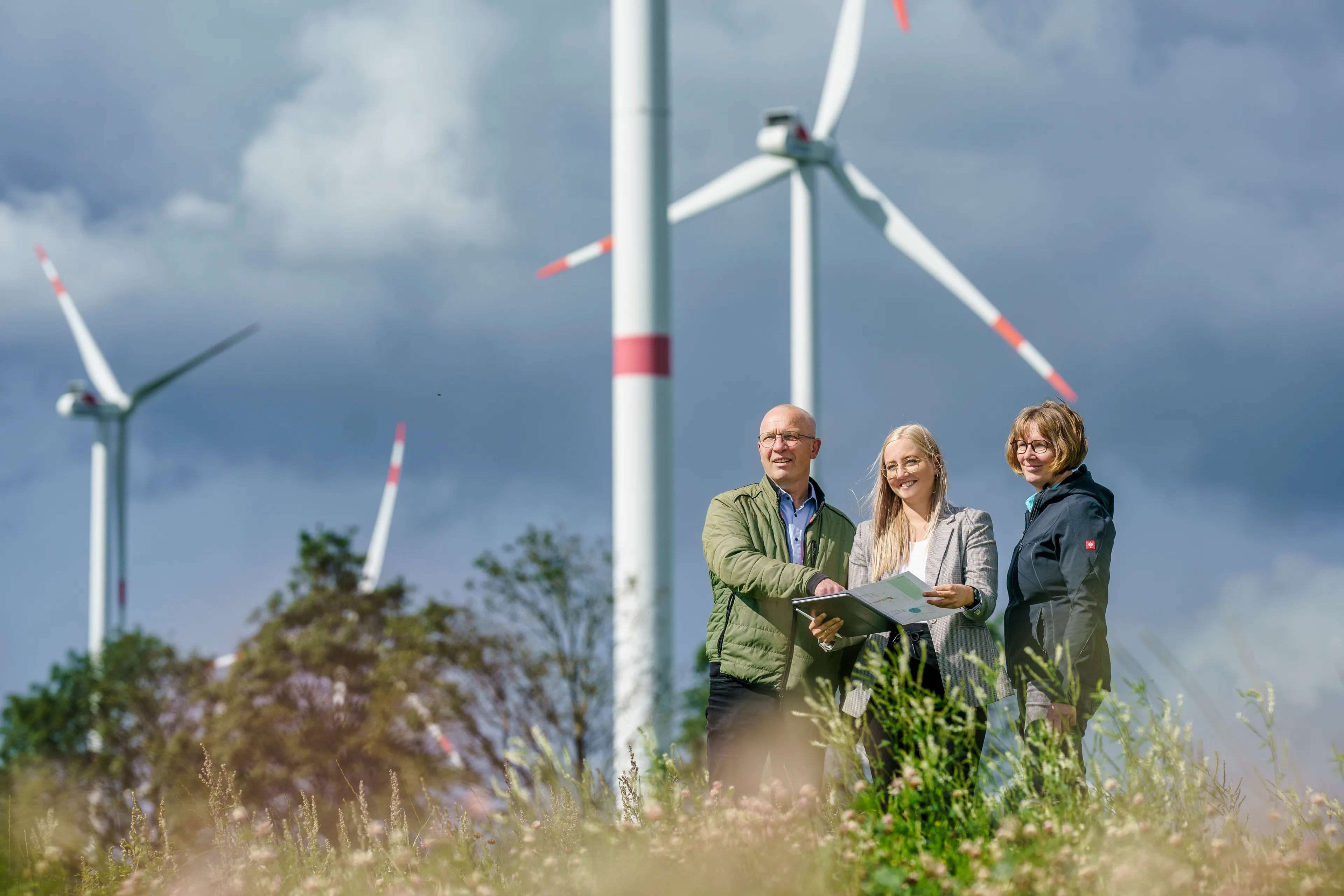 Mitarbeiter vor Windkrafträder